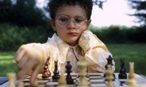 Child-playing-chess-002